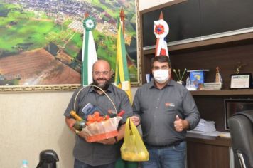 Foto - Prefeitura entrega cestas de natal aos funcionários públicos