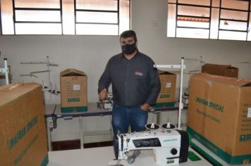 Foto - Administração Municipal faz entrega de Máquinas de Costura