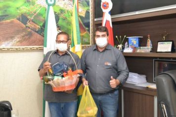 Foto - Prefeitura entrega cestas de natal aos funcionários públicos