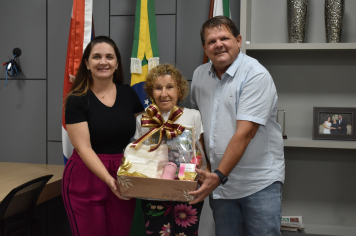 Prefeito e Primeira-dama, homenageia voluntária do Hospital de Amor de Barretos.