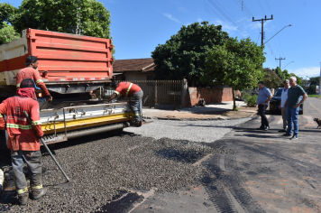 Administração Municipal acompanha início das obras de recapeamento na Rua Guaicurus
