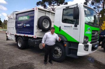 Indianópolis recebe caminhão compactador de lixo para reforçar serviços de limpeza pública