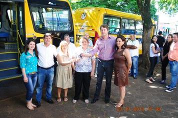 Deputado Federal Zeca Dirceu, entrega dois ônibus 0km para o Município de Indianópolis