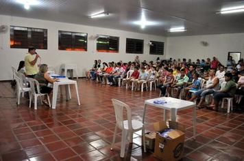 Prefeito Paulinho Mineiro entrega kits para 138 crianças e adolescentes