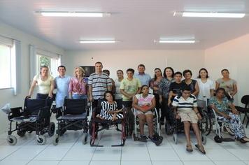 Indianópolis faz entrega de 04 cadeiras de rodas motorizadas