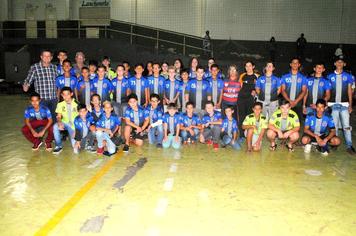 Indianópolis realiza a entrega de kits esportivos aos atletas mirins