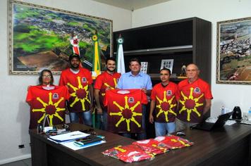 Novos uniformes para os representantes da equipe de Malha de Indianópolis