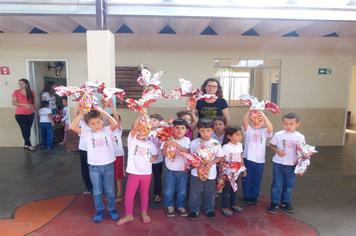 Prefeitura entrega Ovos de Páscoa para crianças nas Escolas Municipais