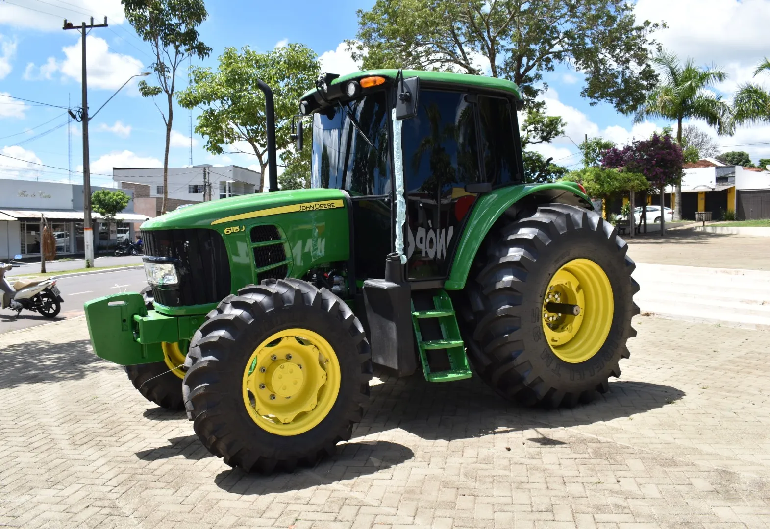 Novo trator reforça patrulha mecanizada e amplia apoio à agricultura familiar em Indianópolis