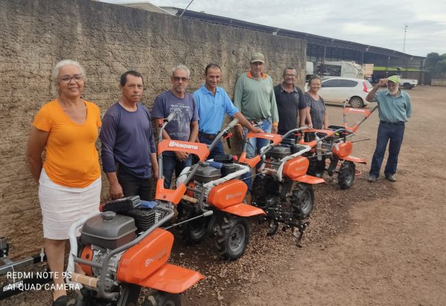 Prefeitura entrega motocultivador para produtores e incentiva a agricultura familiar.
