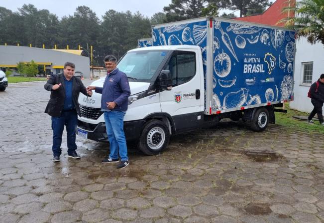 Indianópolis recebe caminhão furgão zero KM para agricultura familiar.