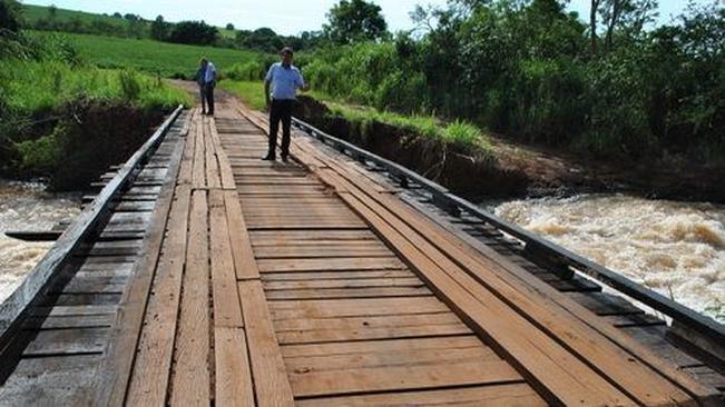 Prefeito Paulinho Mineiro visita obra de Reconstrução da Ponte do Rio dos Índios.