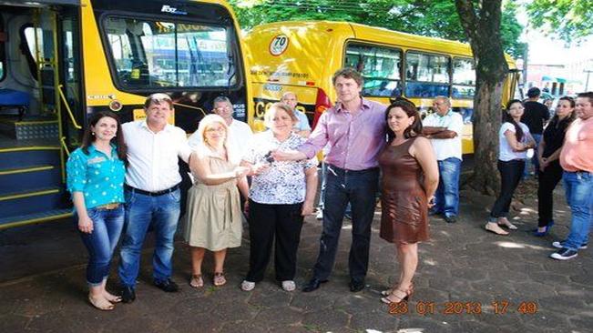 Deputado Federal Zeca Dirceu, entrega dois ônibus 0km para o Município de Indianópolis