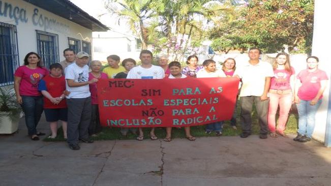 APAE de Indianópolis manifesta contra o fechamento das Escolas Especiais (APAES)